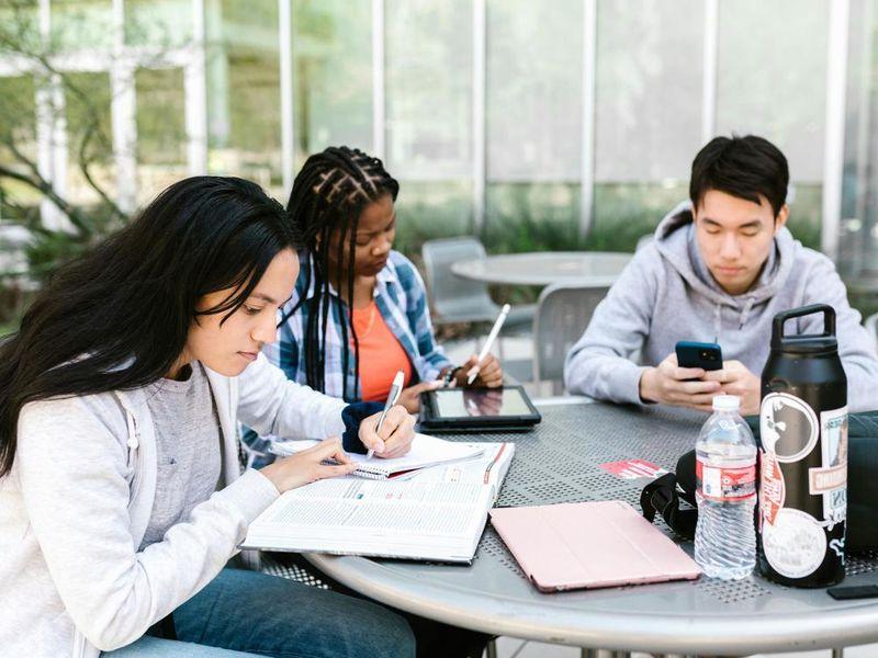 学生们在桌子旁学习